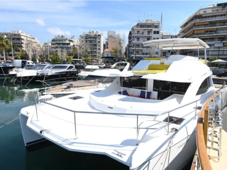 Leopard Catamarans / Robertson & Caine Leopard 51 PC - 4 + 2 cab. charter bareboat or skippered in  Néa Péramos