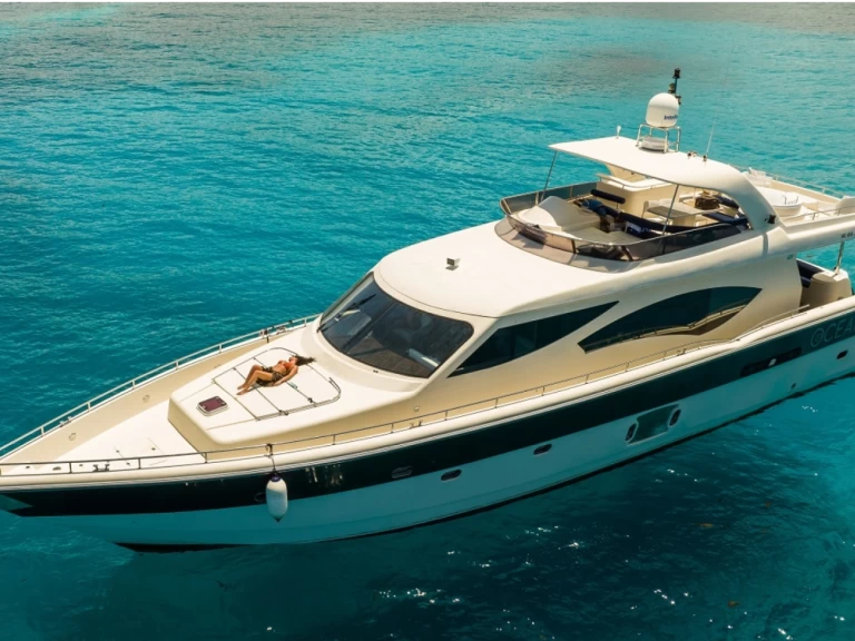 Hire Luxury Yacht DURETTI with a boat licence