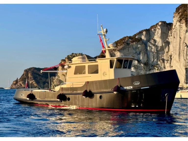 Hire Motorboat  with a boat licence