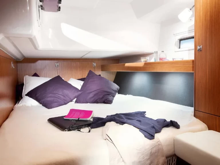 Sailboat hire in Nikiána - Bavaria Bavaria 46 Cruiser