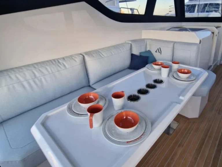 Motorboat to hire Cogolin at the best price