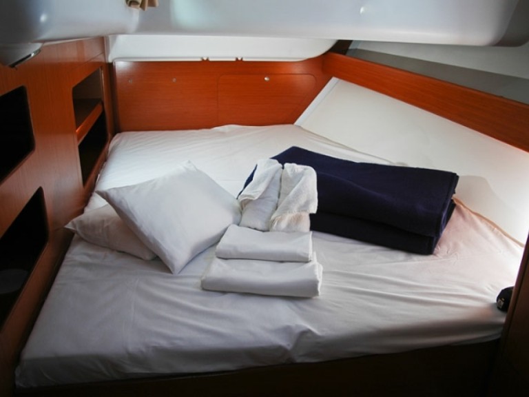 Sailboat to hire Provincia di Sassari at the best price