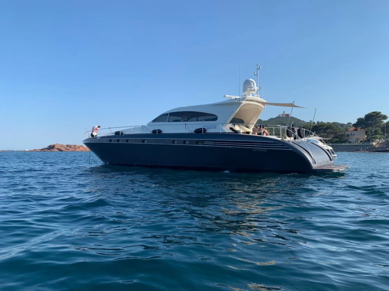 Hire Luxury Yacht Arno Leopard with a boat licence