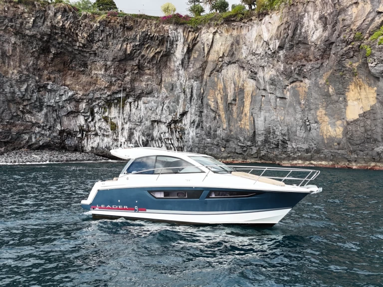 Hire Motorboat Jeanneau with a boat licence