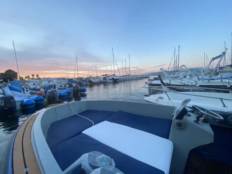 Motorboat to hire Cagliari at the best price