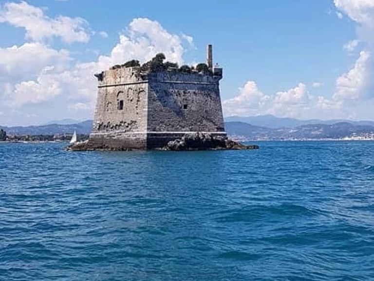 Yacht hire La Spezia cheap Azzura