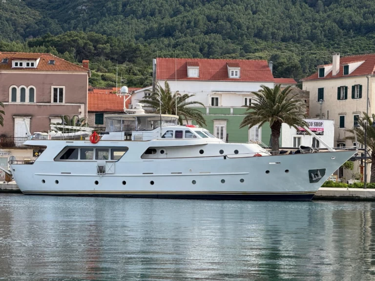 Charter a Codecasa GENTLEMAN'S YACHT in Salaminas on Samboat