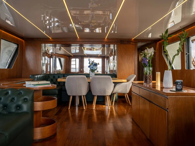 Hire Luxury Yacht Codecasa with a boat licence