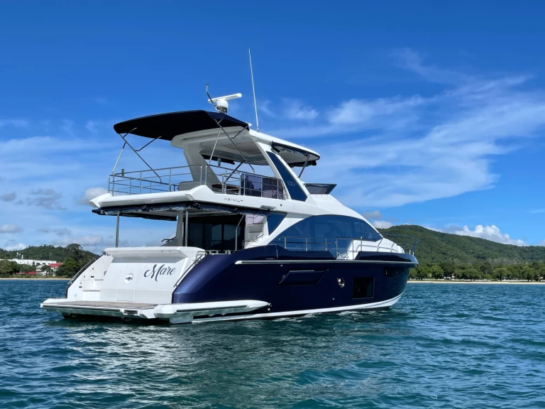 Hire Luxury Yacht Azimut with a boat licence