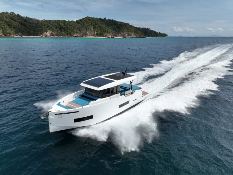 Motorboat to hire Phuket (City) at the best price