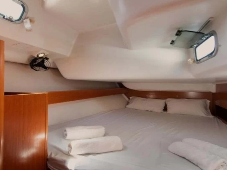 Sailboat to hire Salamina at the best price