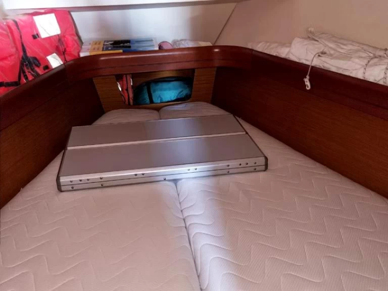 Charter a Jeanneau Sun Odyssey 42i in Syra on Samboat