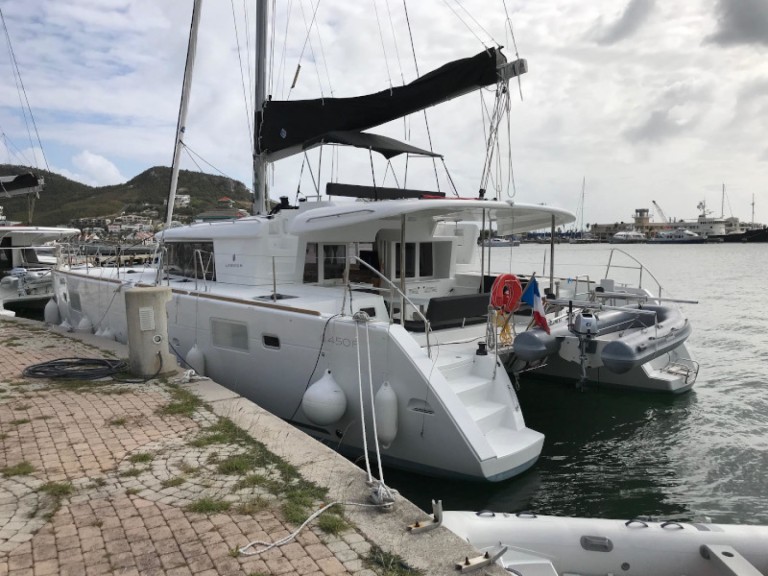 Hire Catamaran Lagoon with a boat licence