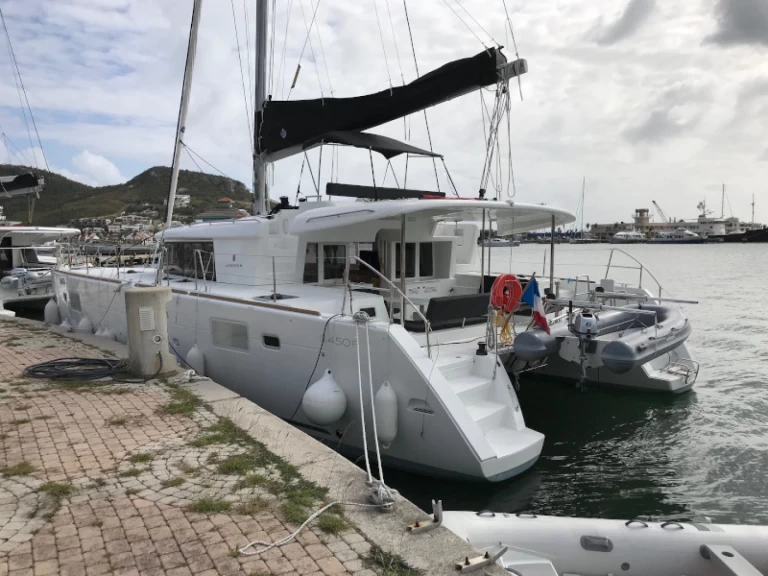 Hire Catamaran Lagoon with a boat licence