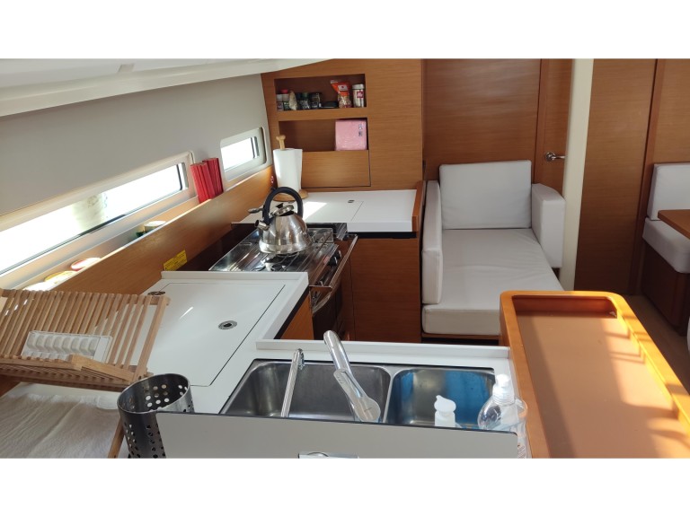 Yacht hire Piraeus cheap Sun Odyssey 410