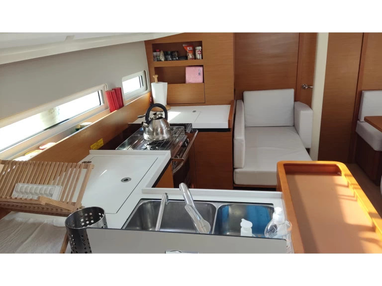 Yacht hire Piraeus cheap Sun Odyssey 410