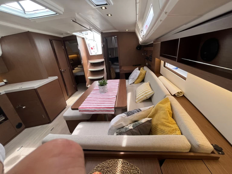 Sailboat to hire Pomer at the best price