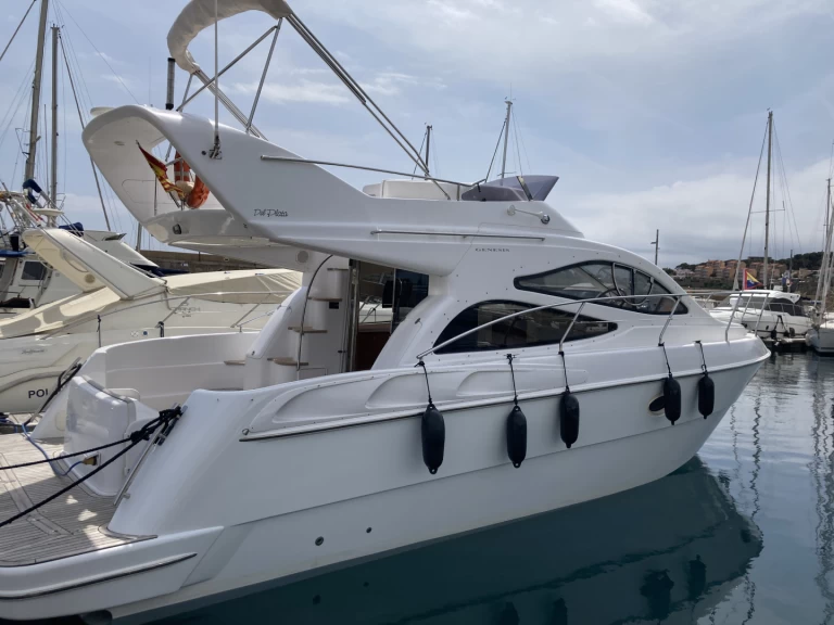 Hire a Genesis Del plata  Badia de Cadaqués