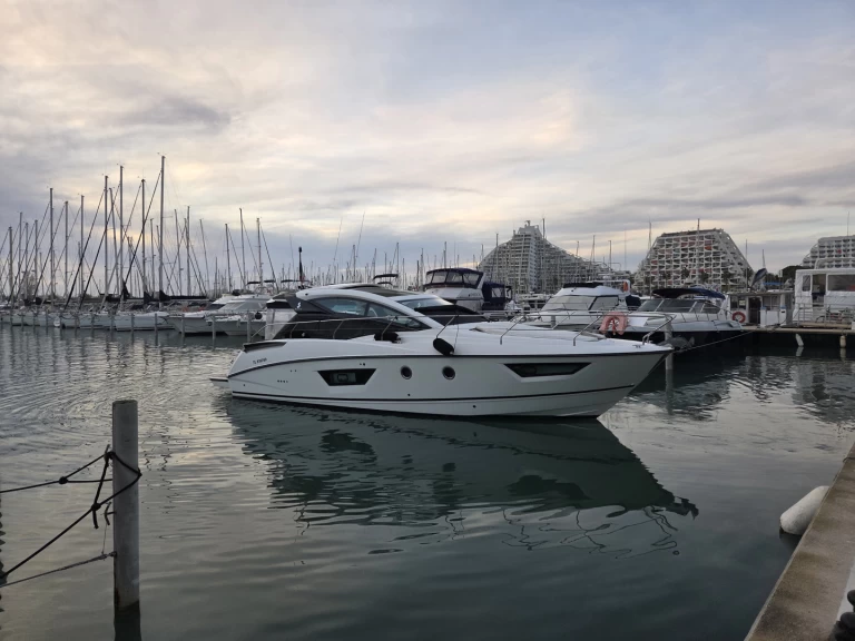 Hire Motorboat Bénéteau with a boat licence