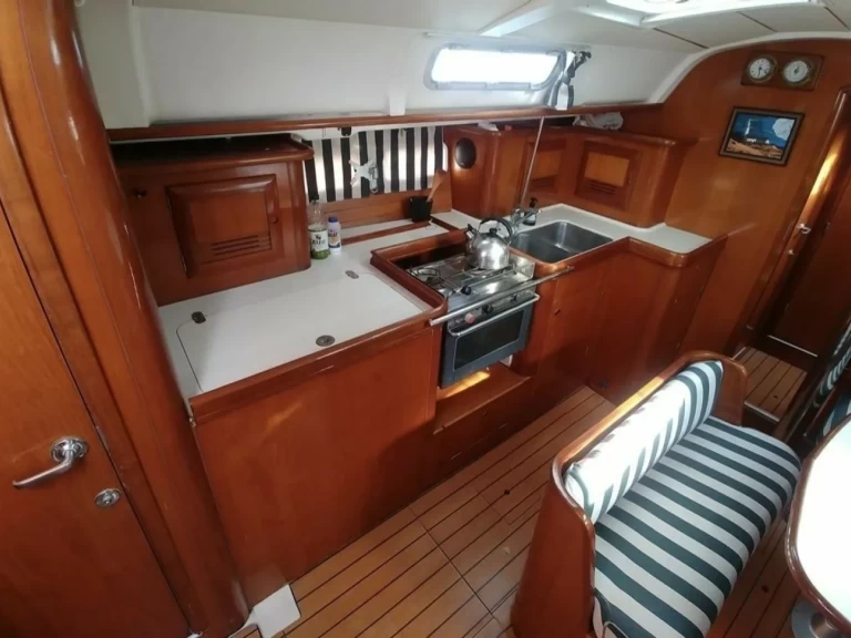 Bénéteau Oceanis 411 Clipper charter bareboat or skippered in  Lefkáda