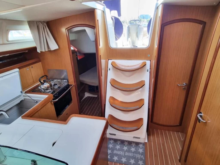 Yacht charter Syra - Jeanneau Sun Odyssey 42i on SamBoat