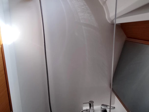 Hire Sailboat Jeanneau with a boat licence