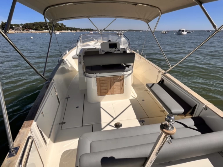 Hire Motorboat Rhea with a boat licence