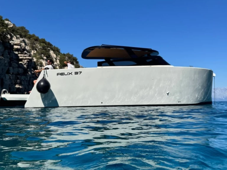 Charter a Felix 37 Felix 37 in Makarska on Samboat
