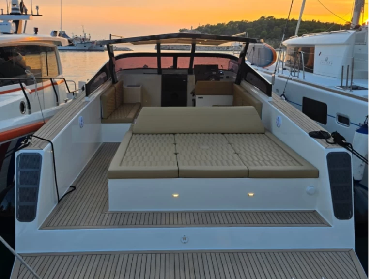 Hire Motorboat with or without skipper Felix 37 Makarska