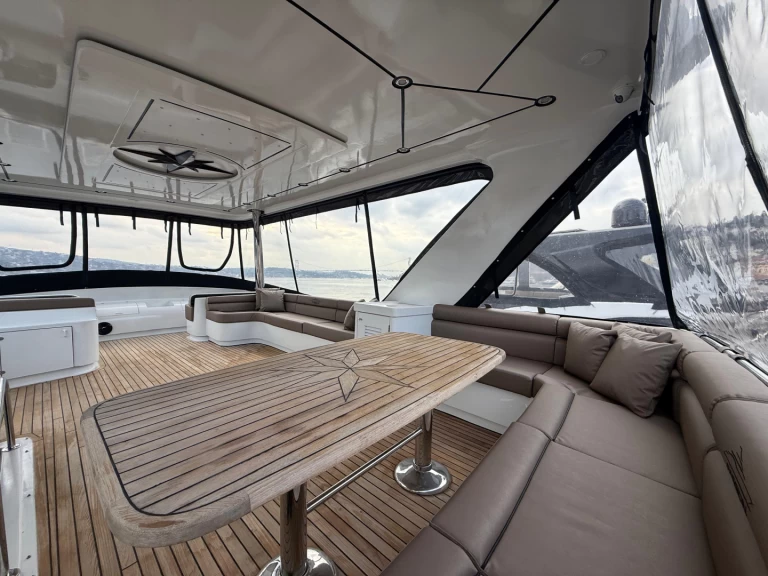 Hire Luxury Yacht Custom with a boat licence