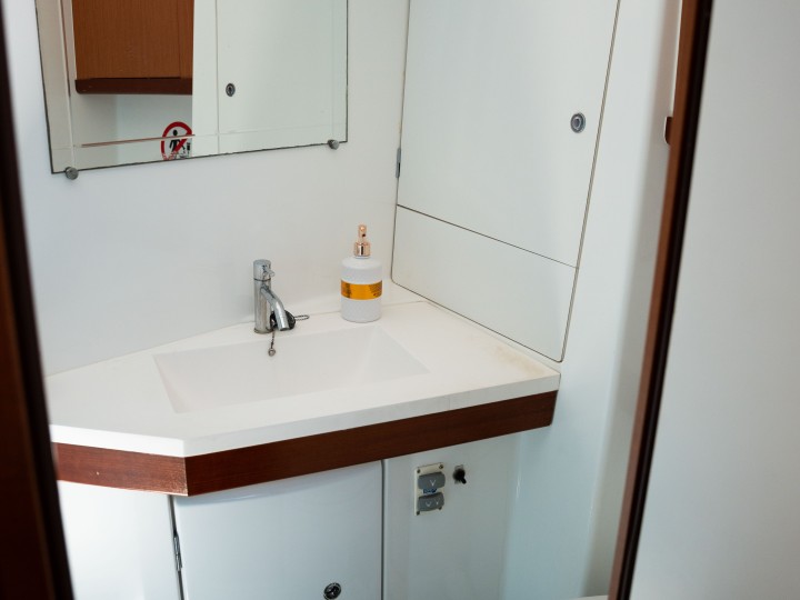 Charter a Bénéteau Oceanis 46 in Alimos on Samboat