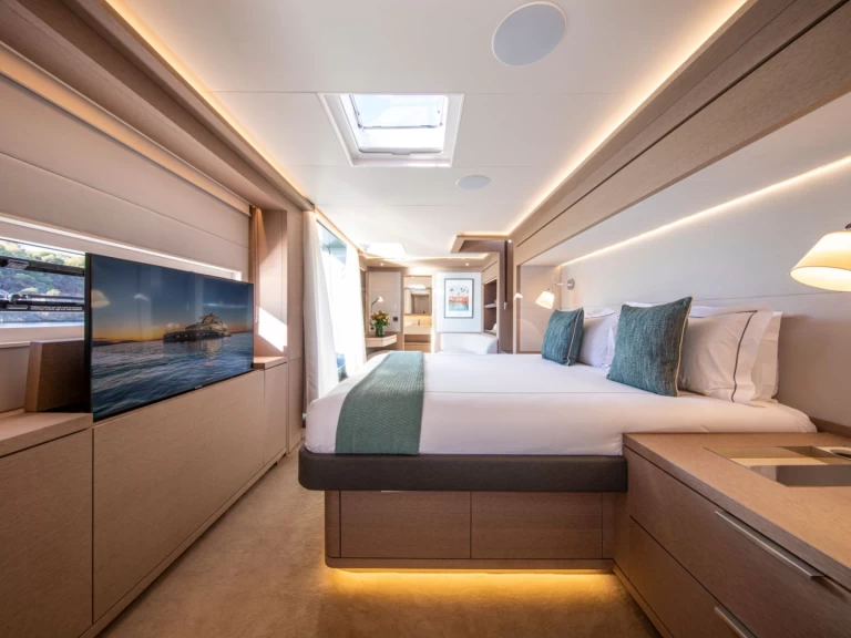 Charter a Lagoon Lagoon Seventy 8 in Palma de Mallorca on Samboat