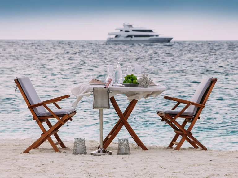 Charter a  Luxury Motor Yacht  in Malé on Samboat