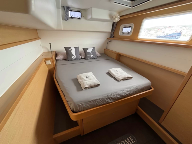 Charter a Lagoon Lagoon 450 in Santa Eulària des Riu on Samboat