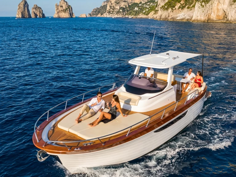 Motorboat to hire Naples at the best price