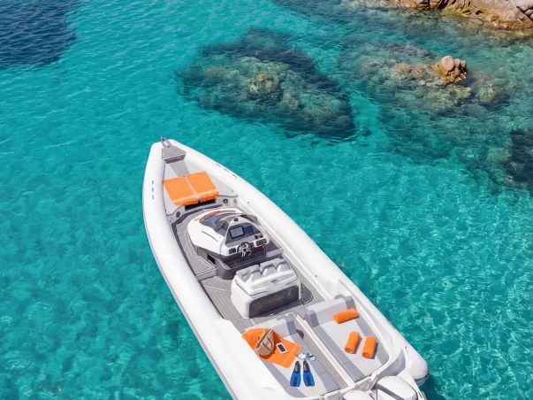 Motorboat to hire Marina di Portisco at the best price