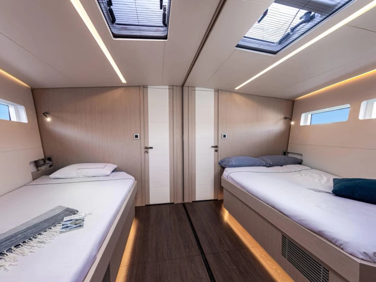 Charter a Jeanneau Jeanneau 60 in San Foca on Samboat