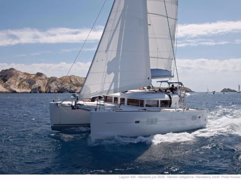 Catamaran to hire Pomer at the best price