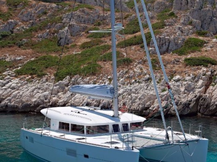 Hire Catamaran with or without skipper Lagoon Pomer