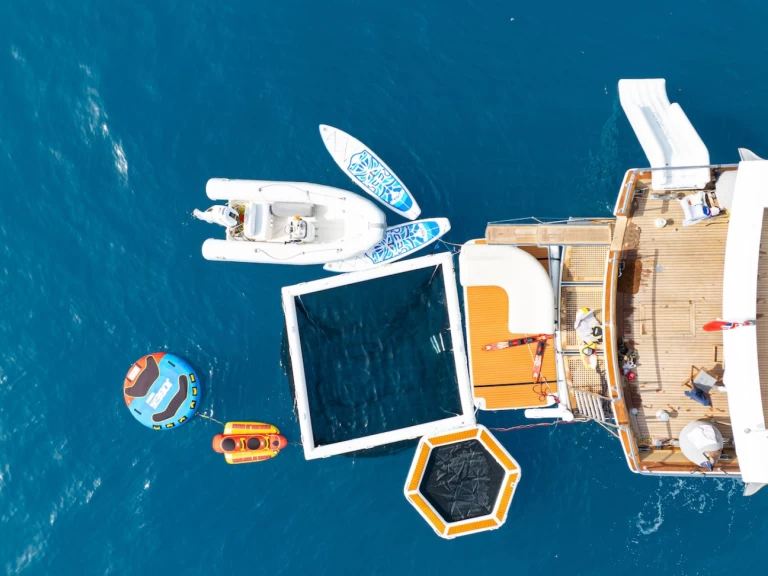 Charter a Canados Canados 90' in Monaco-Ville on Samboat