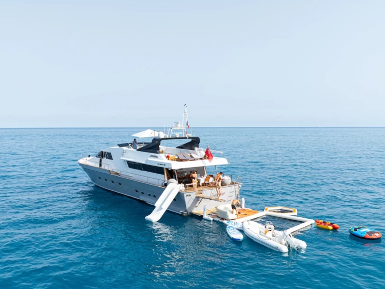 Hire Luxury Yacht Canados with a boat licence