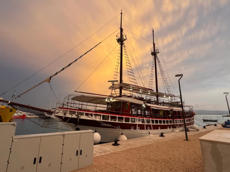 Motorboat to hire Omiš at the best price