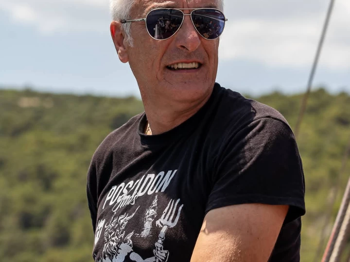 Hire Motorboat Wooden boat with a boat licence