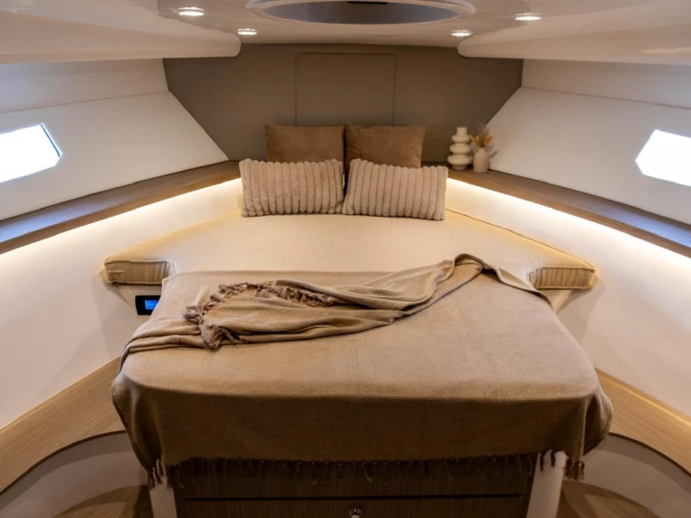 Charter a Hatteras 1 in Dubai Marina on Samboat