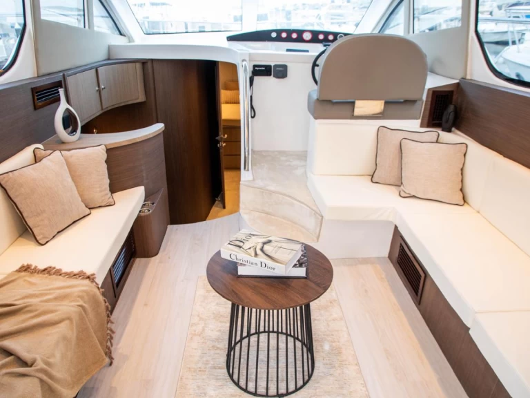 Hire Motorboat Hatteras with a boat licence