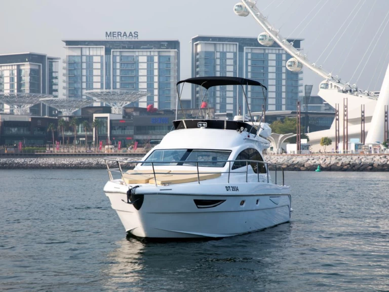 Charter a Hatteras 1 in Dubai Marina on Samboat