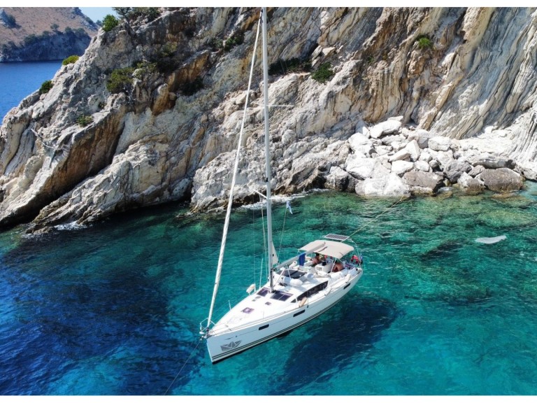 Charter a Jeanneau Sun Odyssey 42 DS in Lefkáda on Samboat