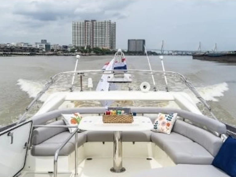 Hire Motorboat Ferretti with a boat licence
