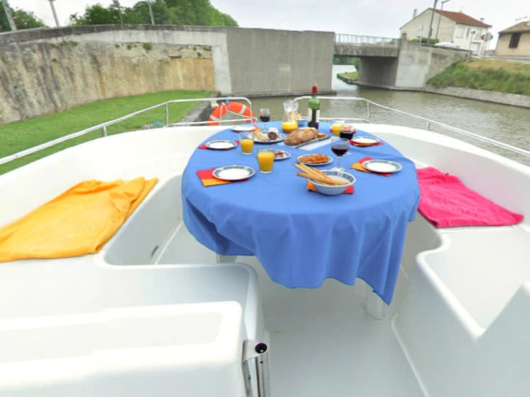 Hire a Le Boat Salsa A Homps