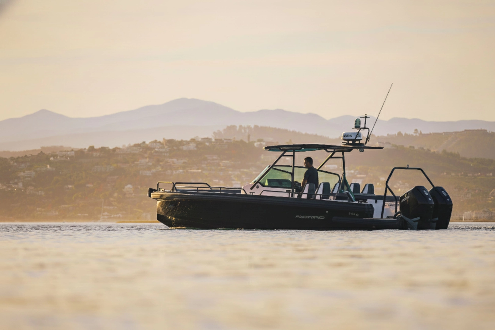 Motorboat hire in Marina de Lagos - Axopar 28 T-Top